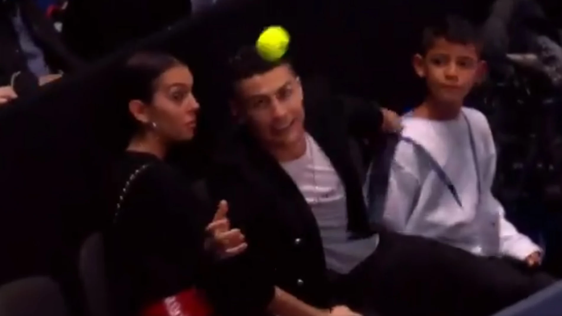 Cristiano intenta 'cazar' una bola en la Copa Masters Cristiano intenta 'cazar' una bola en la Copa Masters