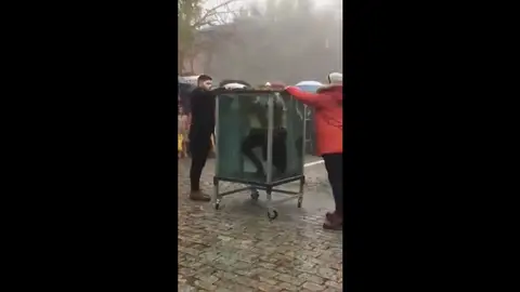 Pierde el conocimiento durante un truco de escapismo bajo el agua en Navacerrada Pierde el conocimiento durante un truco de escapismo bajo el agua en Navacerrada