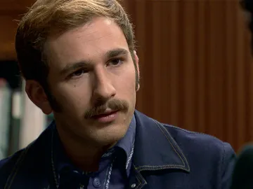 Miguel pide ayuda a Ignacio para conseguir el pasaporte falso Miguel pide ayuda a Ignacio para conseguir el pasaporte falso