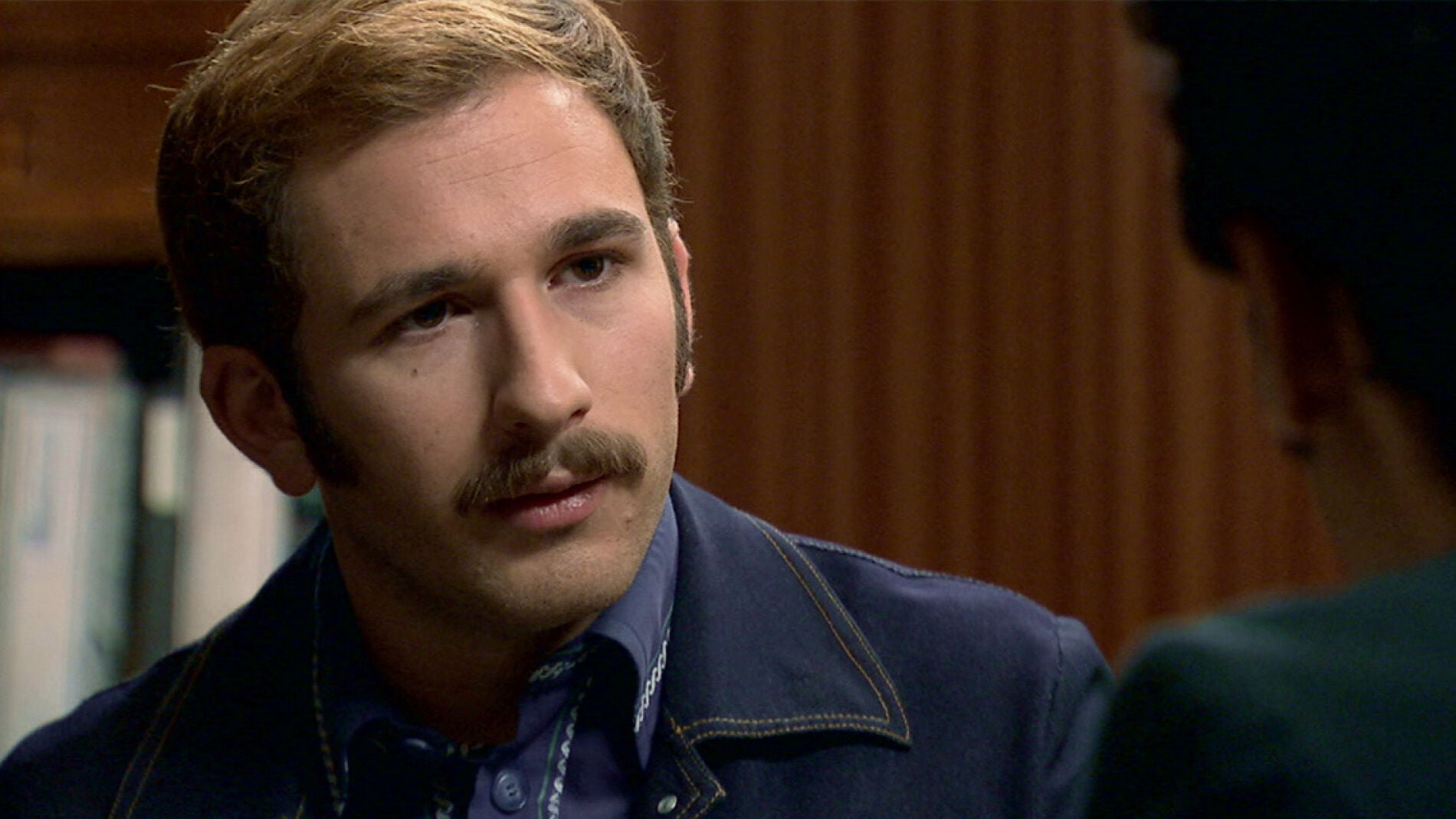 Miguel pide ayuda a Ignacio para conseguir el pasaporte falso