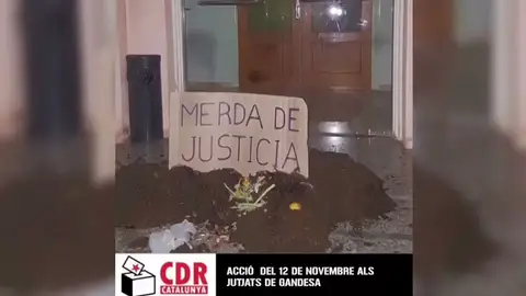 Los CDR vuelcan estiércol ante tres juzgados de Girona Los CDR vuelcan estiércol ante tres juzgados de Girona