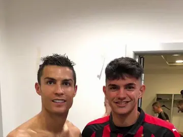 El 'photobomb' involuntario de Chiellini a la foto de Crisitano Ronaldo: se le veía todo El 'photobomb' involuntario de Chiellini a la foto de Crisitano Ronaldo: se le veía todo