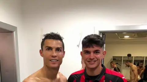 El 'photobomb' involuntario de Chiellini a la foto de Crisitano Ronaldo: se le veía todo El 'photobomb' involuntario de Chiellini a la foto de Crisitano Ronaldo: se le veía todo