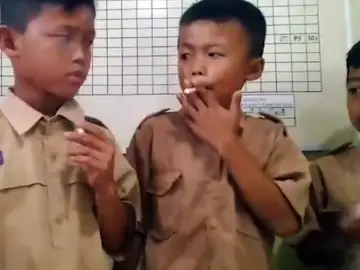 Niños castigados con fumar Niños castigados con fumar