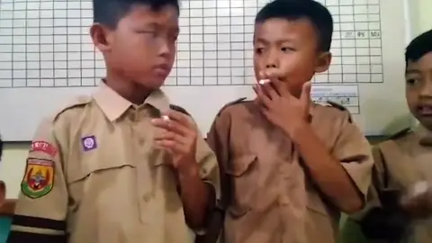 Niños castigados con fumar Niños castigados con fumar