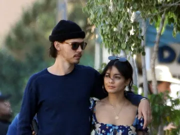 Vanessa Hudgens y Austin Butler dan un romántico paseo Vanessa Hudgens y Austin Butler dan un romántico paseo