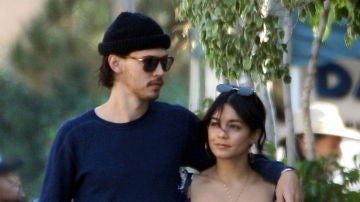 Vanessa Hudgens y Austin Butler dan un romántico paseo