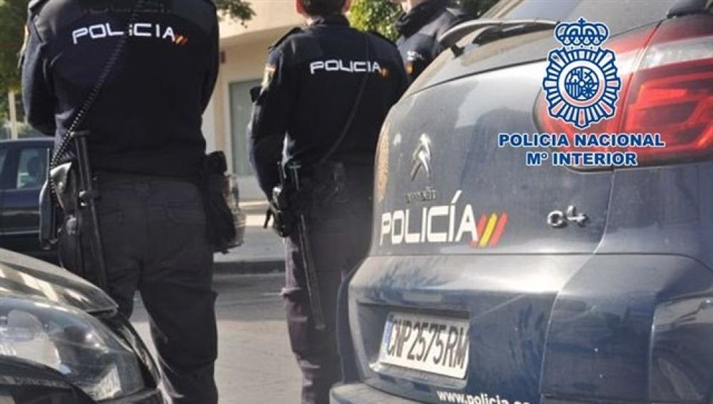 Dos agentes de la Policía Nacional