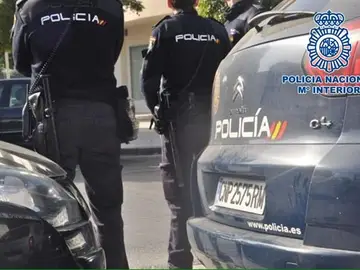 Dos agentes de la Policía Nacional Dos agentes de la Policía Nacional