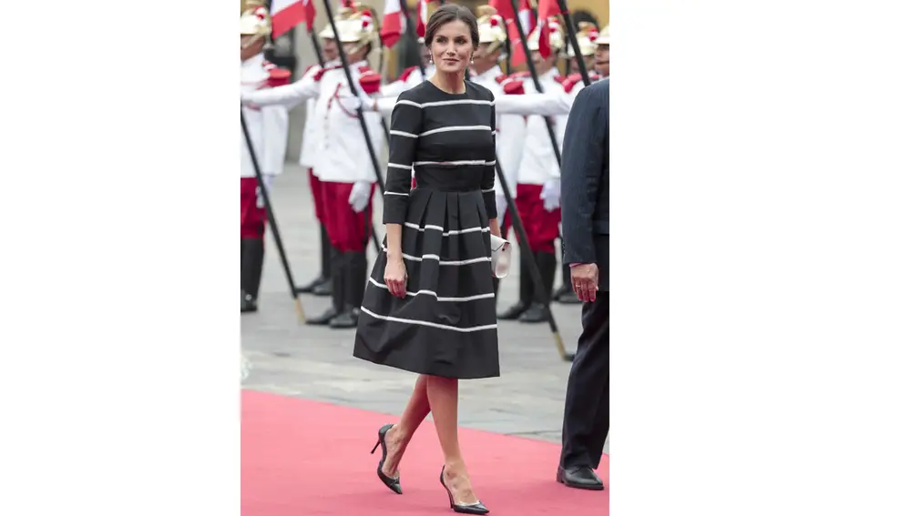 La reina Letizia con su vestido de Carolina Herrera 