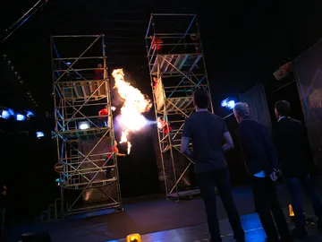 VÍDEO: Enrique San Francisco alucina con la escalera de fuego en 'El Hormiguero 3.0' VÍDEO: Enrique San Francisco alucina con la escalera de fuego en 'El Hormiguero 3.0'