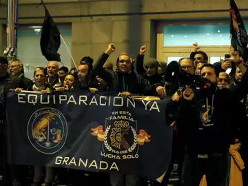 Miembros de Jusapol concentrados ante el Congreso Miembros de Jusapol concentrados ante el Congreso