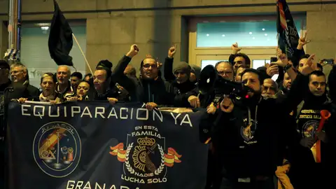 Miembros de Jusapol concentrados ante el Congreso Miembros de Jusapol concentrados ante el Congreso