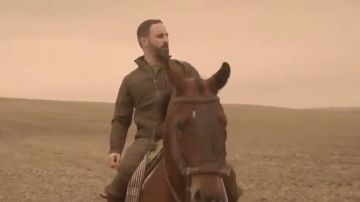 El vídeo de Santiago Abascal a lomos de un caballo para "reconquistar" Andalucía