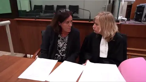 Juzgan a una madre acusada de ocultar durante años a su bebé en el sótano de su casa y en el maletero del coche Juzgan a una madre acusada de ocultar durante años a su bebé en el sótano de su casa y en el maletero del coche