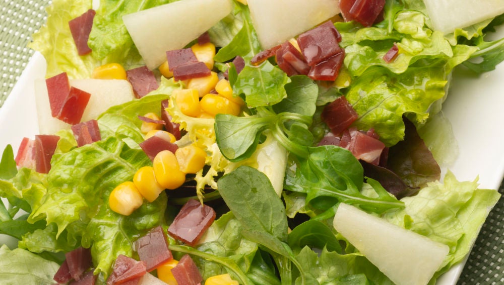 Deliciosa ensalada de melón, jamón y maíz