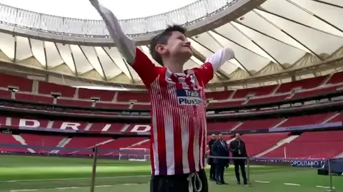 El Atlético de Madrid cumple el sueño del pequeño Manu, el niño que conmovió a Griezmann El Atlético de Madrid cumple el sueño del pequeño Manu, el niño que conmovió a Griezmann