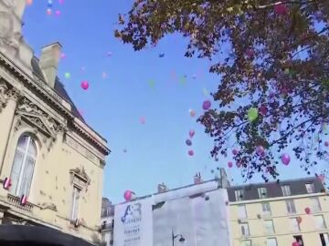 Homenaje con globos a las v&iacute;ctimas de Bataclan en Par&iacute;s y Saint-Deni