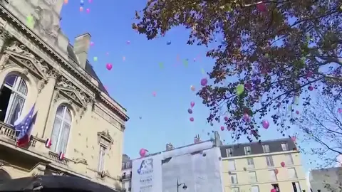 Homenaje con globos a las víctimas de Bataclan en París y Saint-Deni Homenaje con globos a las víctimas de Bataclan en París y Saint-Deni