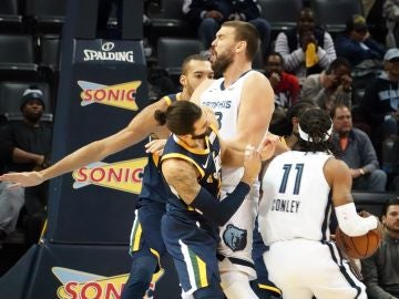 Ricky Rubio choca contra Marc Gasol