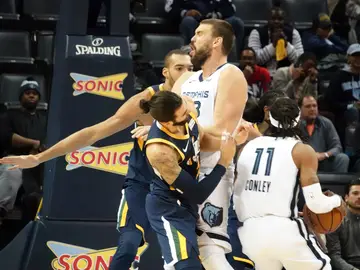 Ricky Rubio choca contra Marc Gasol Ricky Rubio choca contra Marc Gasol