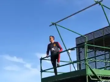 Luis Enrique, subido en su andamio Luis Enrique, subido en su andamio