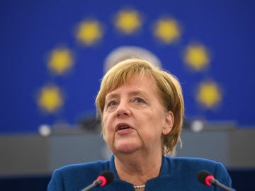 La canciller alemana, Angela Merkel, ofrece un discurso en el Parlamento Europeo en Estrasburgo