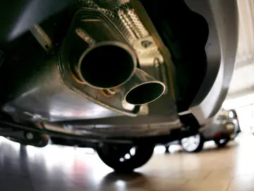 Imagen del tubo de escape de un coche Imagen del tubo de escape de un coche