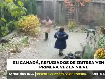 La tierna reacción de unos niños refugiados al ver por primera vez la nieve La tierna reacción de unos niños refugiados al ver por primera vez la nieve