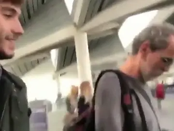 El vídeo de dos jóvenes acosando a Willy Toledo El vídeo de dos jóvenes acosando a Willy Toledo