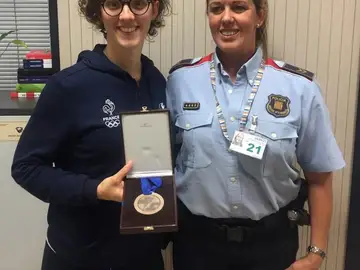 La patinadora Pierron Veronique recuperando su medalla La patinadora Pierron Veronique recuperando su medalla