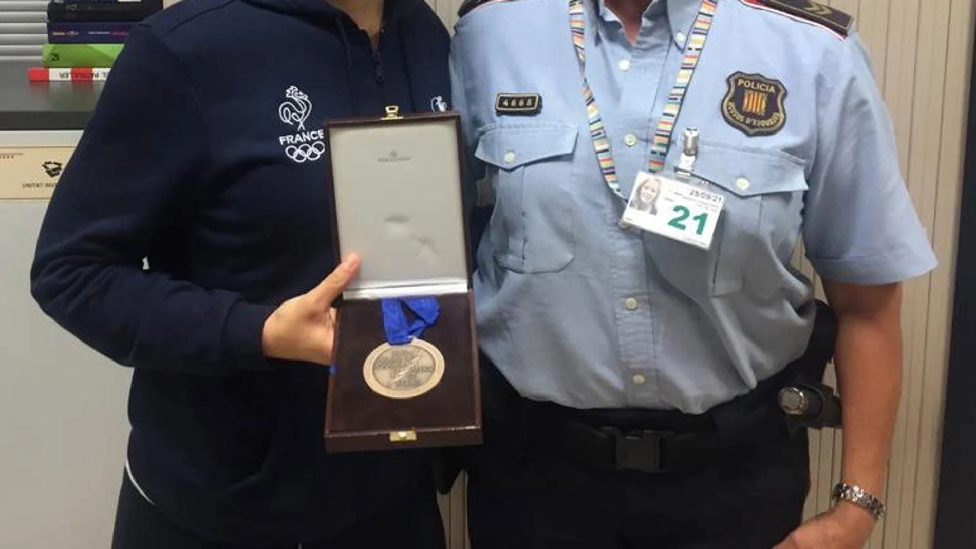 La patinadora Pierron Veronique recuperando su medalla La patinadora Pierron Veronique recuperando su medalla