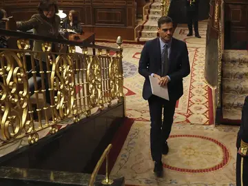 El presidente del Gobierno, Pedro Sánchez, abandona el hemicíclo El presidente del Gobierno, Pedro Sánchez, abandona el hemicíclo