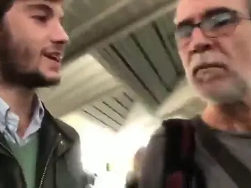 El vídeo de dos jóvenes acosando a Willy Toledo El vídeo de dos jóvenes acosando a Willy Toledo