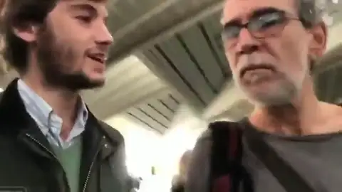El vídeo de dos jóvenes acosando a Willy Toledo El vídeo de dos jóvenes acosando a Willy Toledo