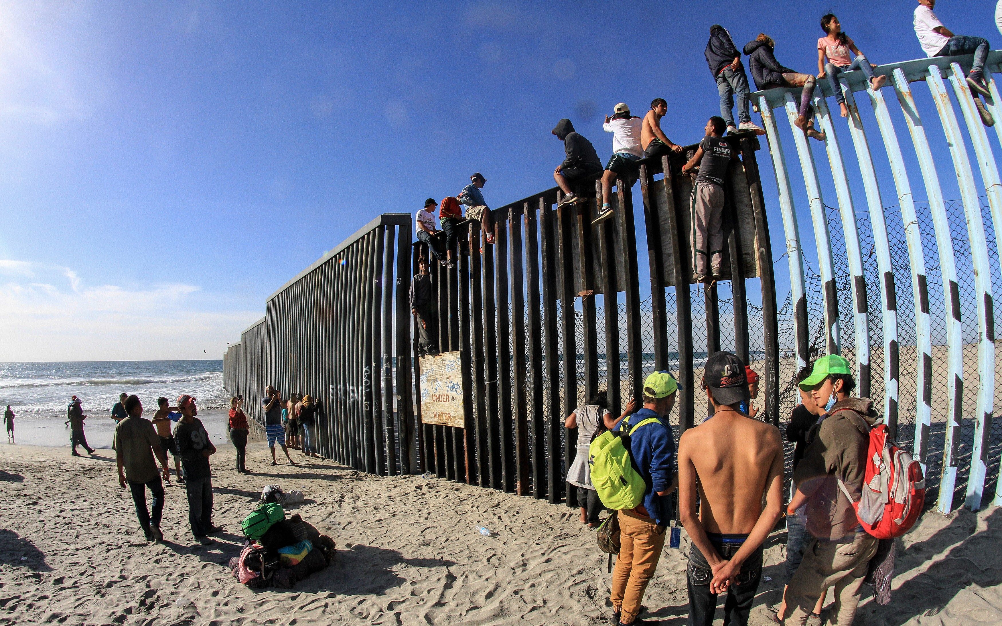 El primer grupo de la caravana de migrantes alcanza la frontera con Estados  Unidos