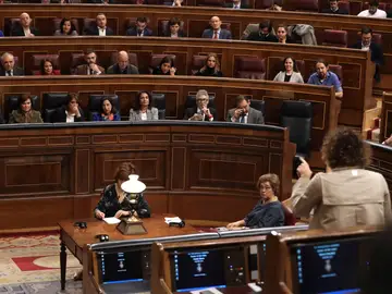 Dolors Montserrat se dirige a Carmen Calvo Dolors Montserrat se dirige a Carmen Calvo