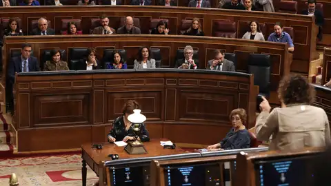 Dolors Montserrat se dirige a Carmen Calvo Dolors Montserrat se dirige a Carmen Calvo