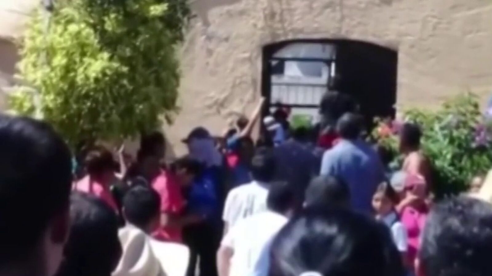 Cómo un bulo de WhatsApp llevó a quemar vivos a dos hombres acusados de robar órganos a niños