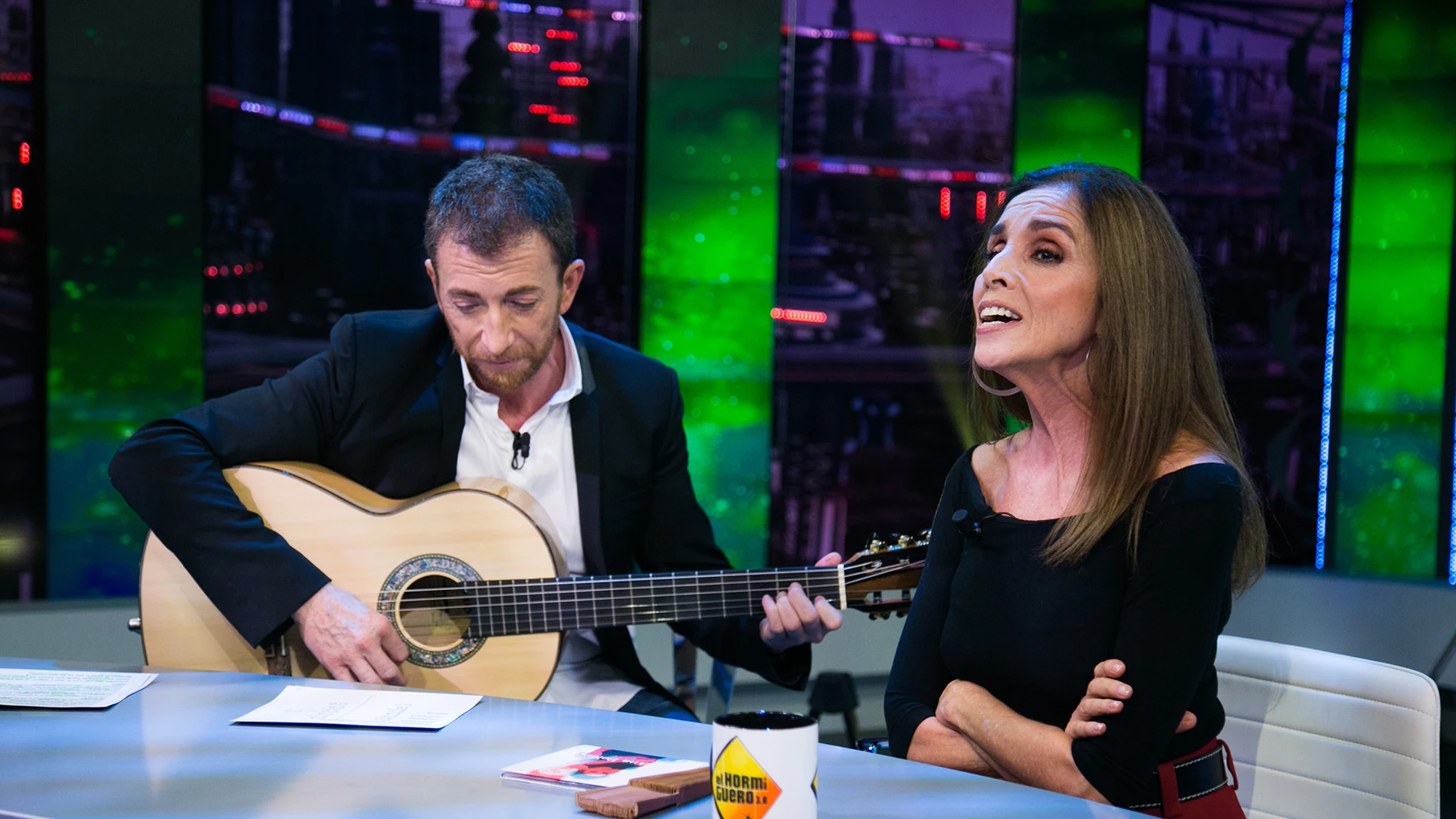 Ana Belén deleita al público de 'El Hormiguero 3.0' cantando 'Let it be' con Pablo Motos a la guitarra