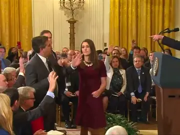 Trump da marcha atrás y restituye al periodista de la CNN Jim Acosta como corresponsal Trump da marcha atrás y restituye al periodista de la CNN Jim Acosta como corresponsal