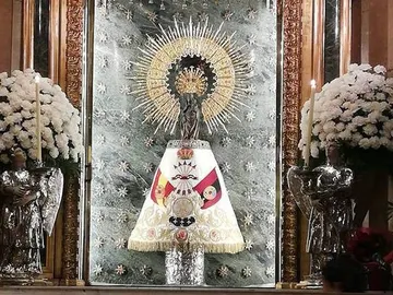 La Virgen del Pilar con el manto de la Falange La Virgen del Pilar con el manto de la Falange