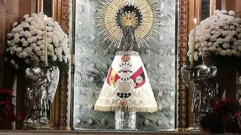 La Virgen del Pilar con el manto de la Falange La Virgen del Pilar con el manto de la Falange