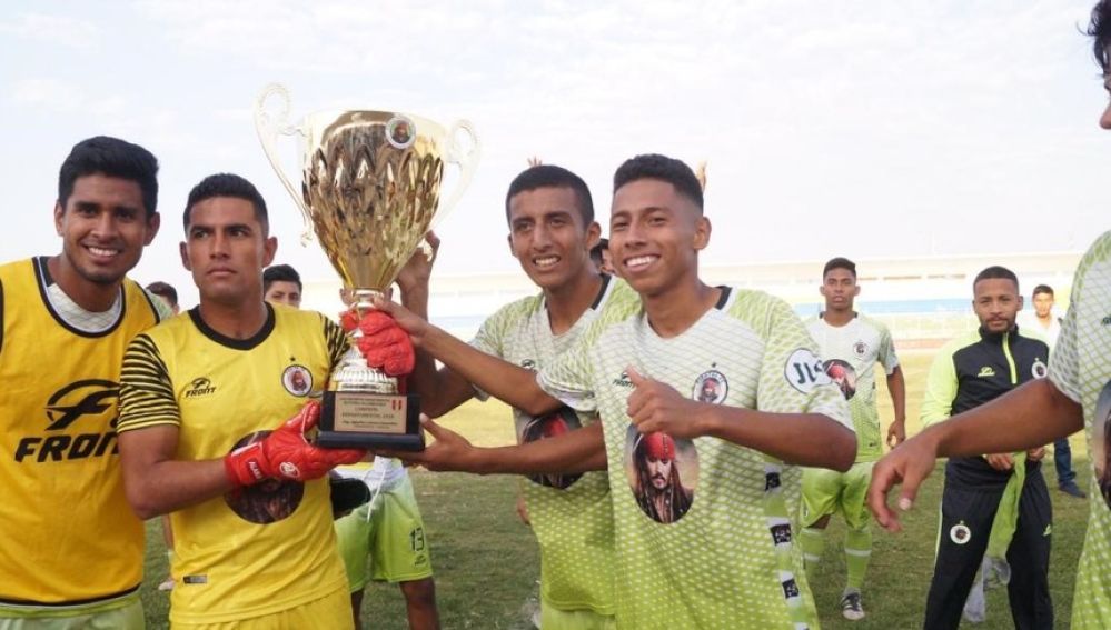 Los jugadores del Molinos El Pirata FC celebran su triunfo
