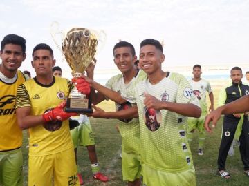 Los jugadores del Molinos El Pirata FC celebran su triunfo