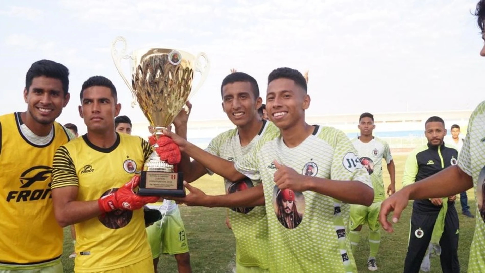 Los jugadores del Molinos El Pirata FC celebran su triunfo Los jugadores del Molinos El Pirata FC celebran su triunfo
