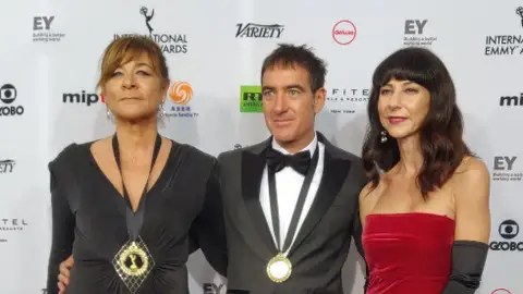 Los actores y el equipo de 'La casa de papel' reaccionan tras ganar un Emmy Internacional Los actores y el equipo de 'La casa de papel' reaccionan tras ganar un Emmy Internacional
