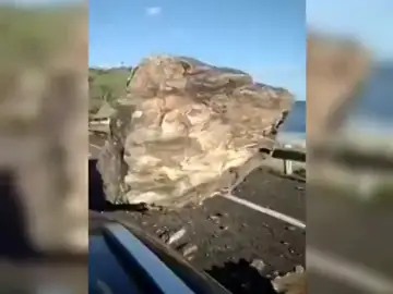 El desprendimiento de una gran roca obliga a cortar el tráfico entre Torrox Costa y Nerja El desprendimiento de una gran roca obliga a cortar el tráfico entre Torrox Costa y Nerja