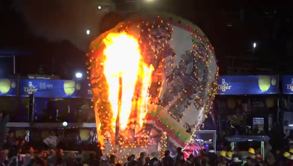 Un globo aerostático lleno de fuegos artificiales explota encima de una multitud en Birmania