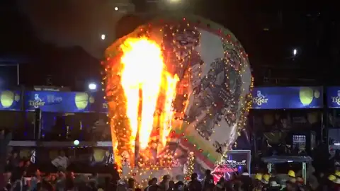 Un globo aerostático lleno de fuegos artificiales explota encima de una multitud en Birmania Un globo aerostático lleno de fuegos artificiales explota encima de una multitud en Birmania